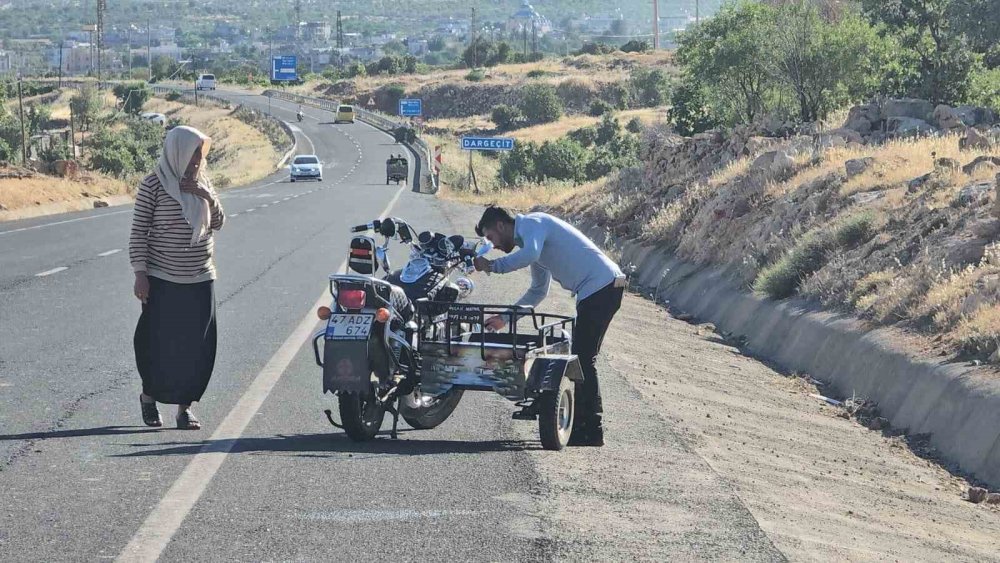 Motosiklet ile manevra yapan toros şarampole yuvarlandı: 5 yaralı