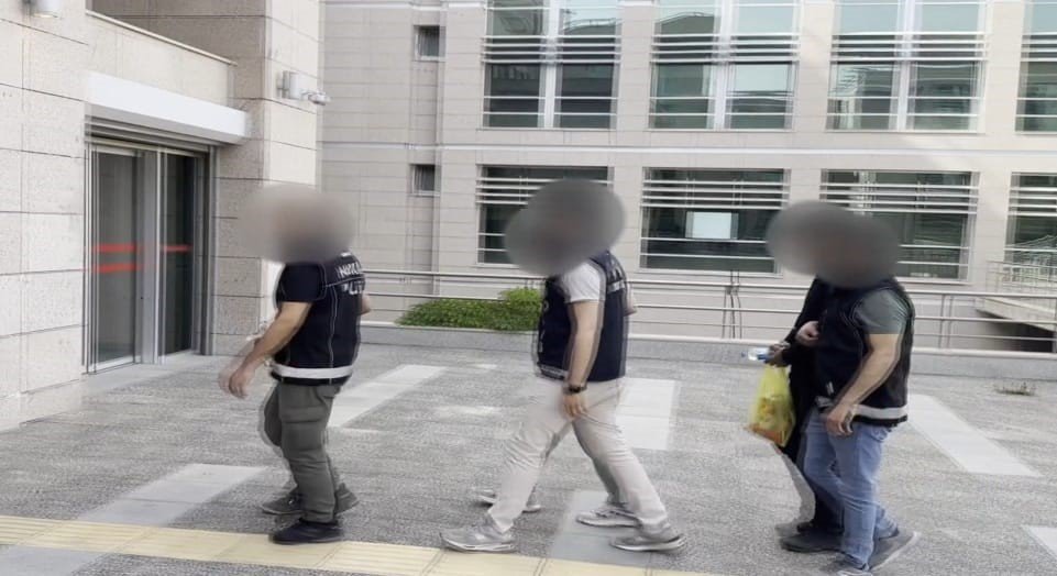 Yol kenarına attıkları torbadan uyuşturucu çıktı