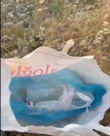 Yol kenarına attıkları torbadan uyuşturucu çıktı