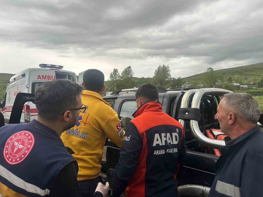 Araziye yıldırım düştü, hayvanlarını otlatan bir kişi yaralandı