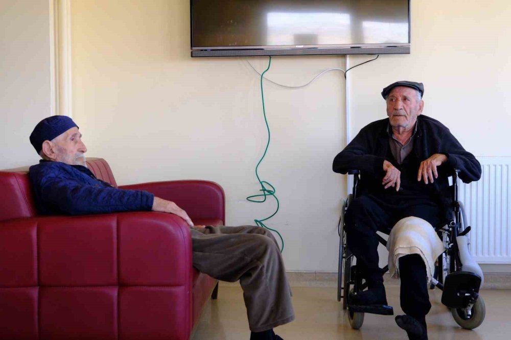 Bayram öncesi huzurevi sakinlerine sağlık hizmeti