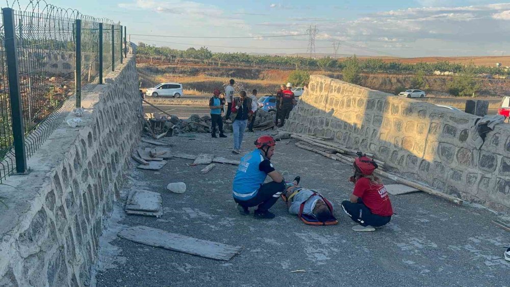 Bozova'da çöken istinat duvarının altında kalan 4 işçi yaralandı