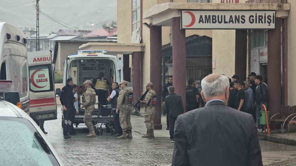 Çukurca yolunda midibüs devrildi, 6 asker yaralandı