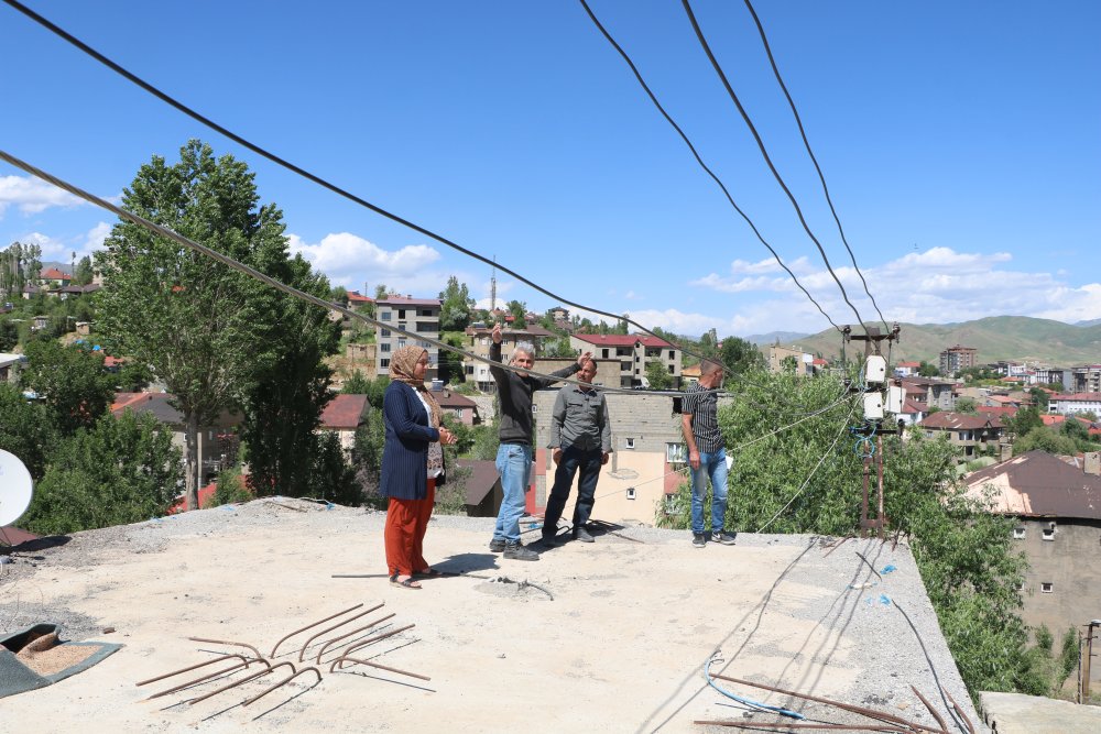 Elektrik hattı nedeniyle 7 yıldır evlerini tamamlayamıyorlar