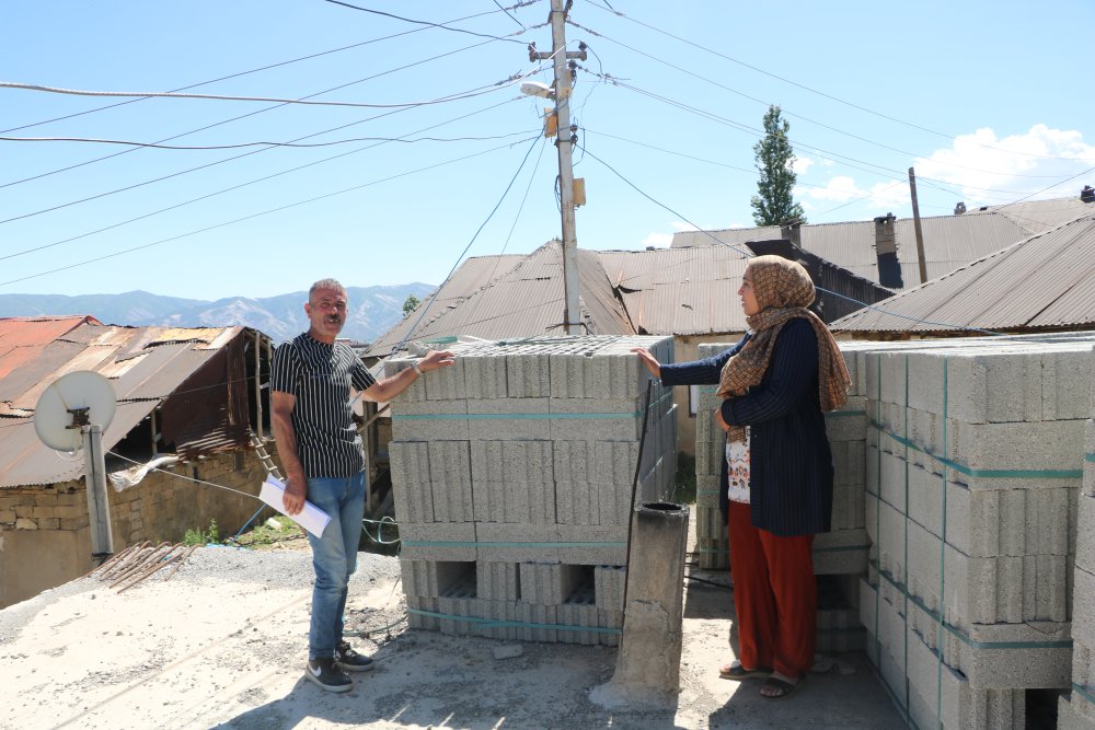 Elektrik hattı nedeniyle 7 yıldır evlerini tamamlayamıyorlar