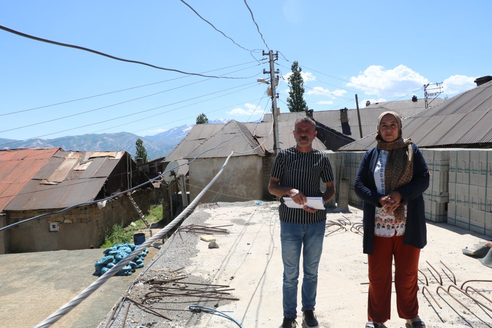 Elektrik hattı nedeniyle 7 yıldır evlerini tamamlayamıyorlar
