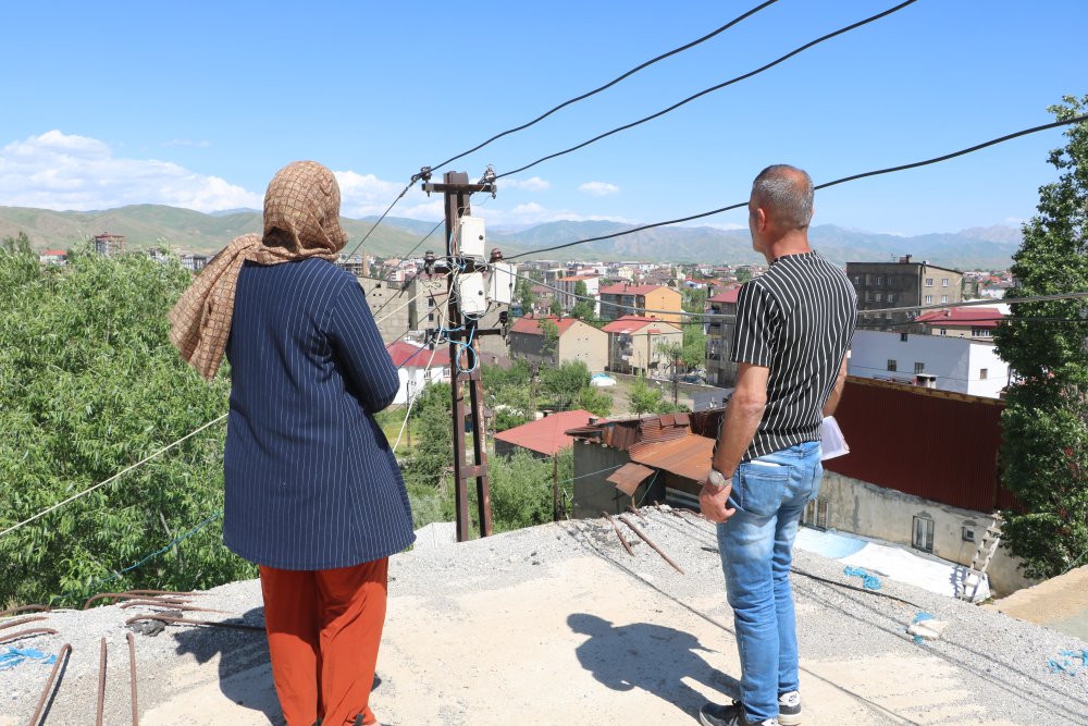 Elektrik hattı nedeniyle 7 yıldır evlerini tamamlayamıyorlar
