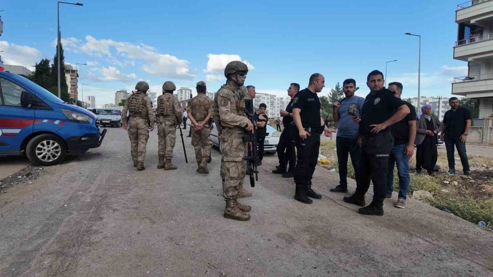 Kavgayı ayırmaya çalışan polis bıçaklandı
