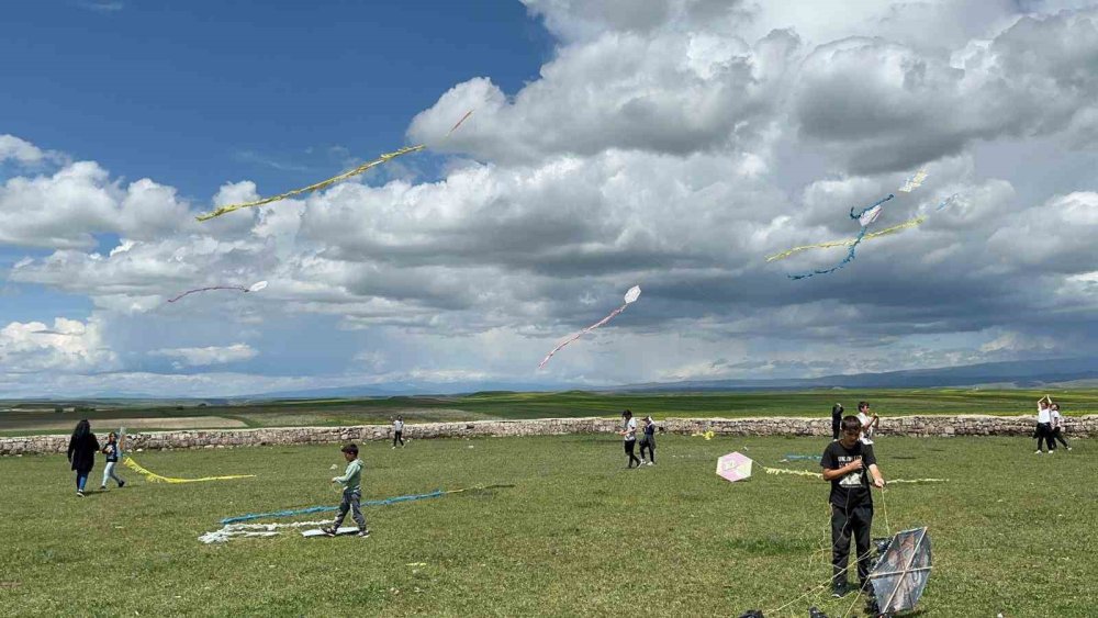 Öğrenciler düşe kalka uçurtma uçurdu