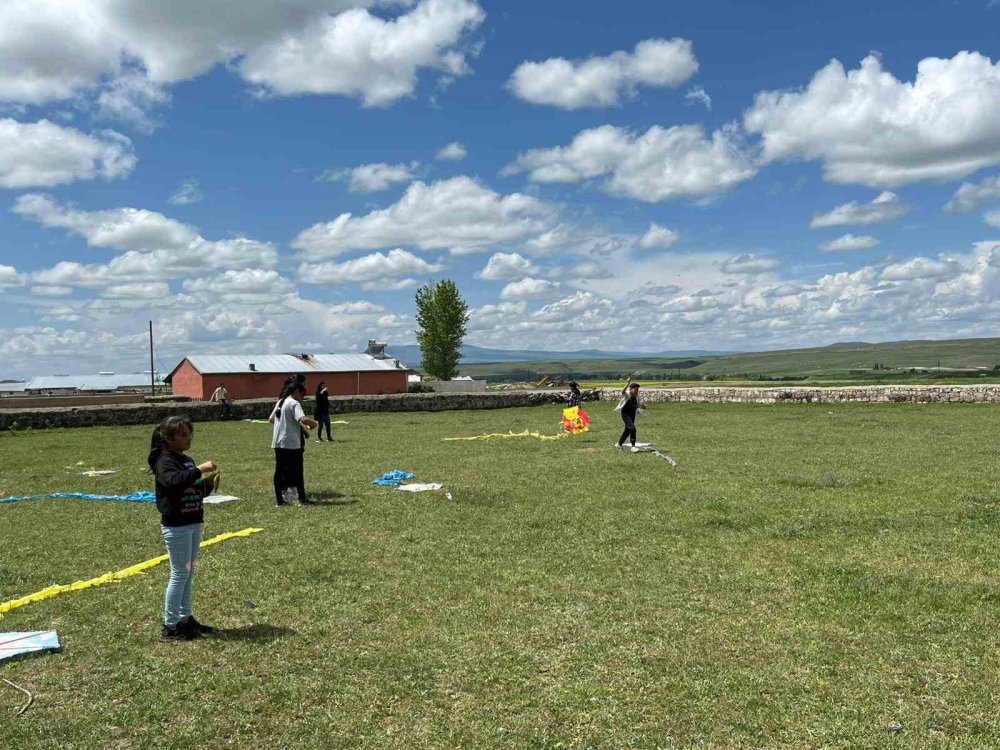 Öğrenciler düşe kalka uçurtma uçurdu