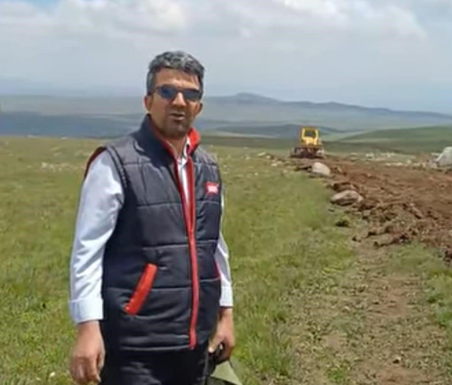 Akyaka’da Özel İdare, yayla yollarını yapıyor