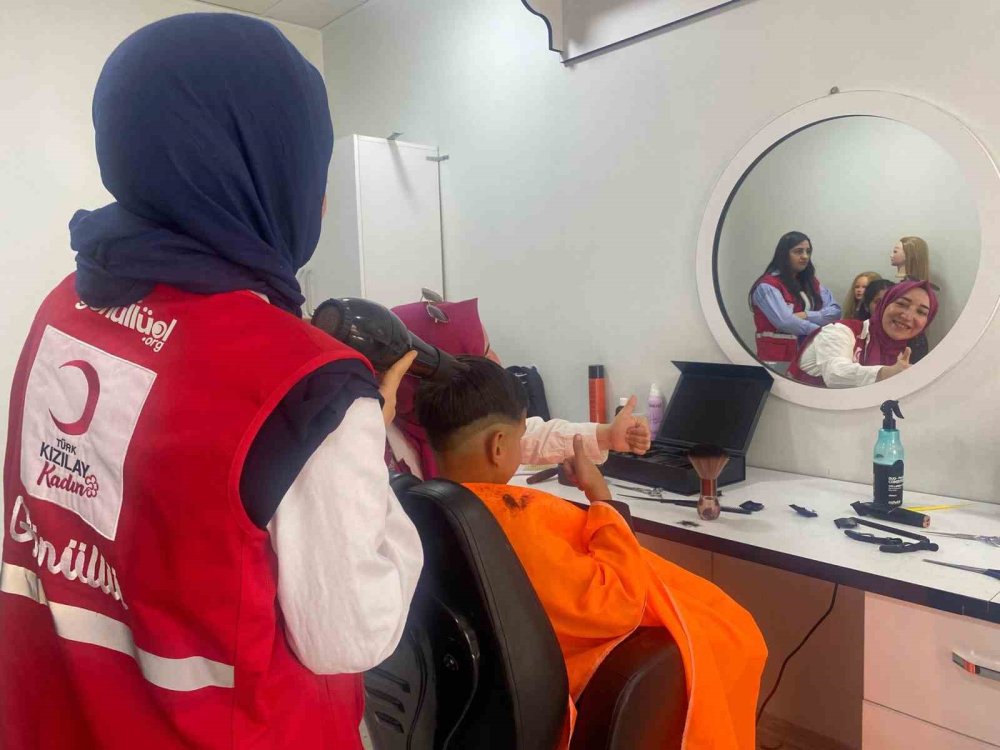 Kızılay’dan bayram öncesi çocuklara ücretsiz saç kesimi ve bakım