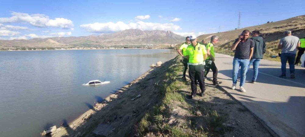 Virajı alamayan otomobil Sıhke Göleti’ne uçtu: 2 kişi yaralandı