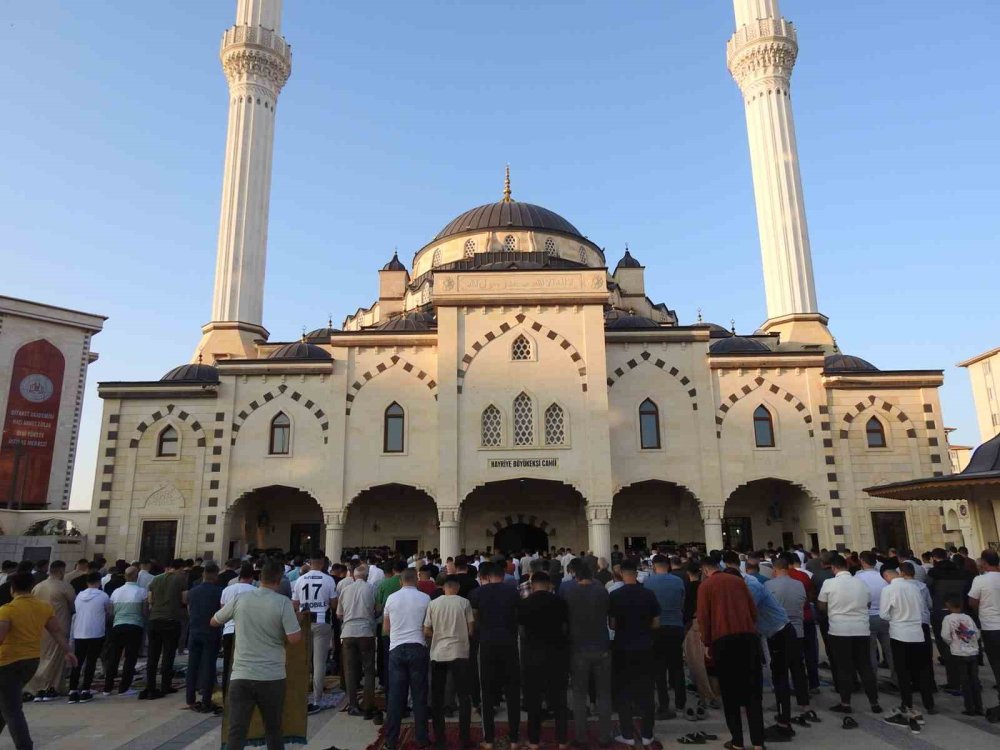 Antep’te bayram namazında camiler doldu taştı