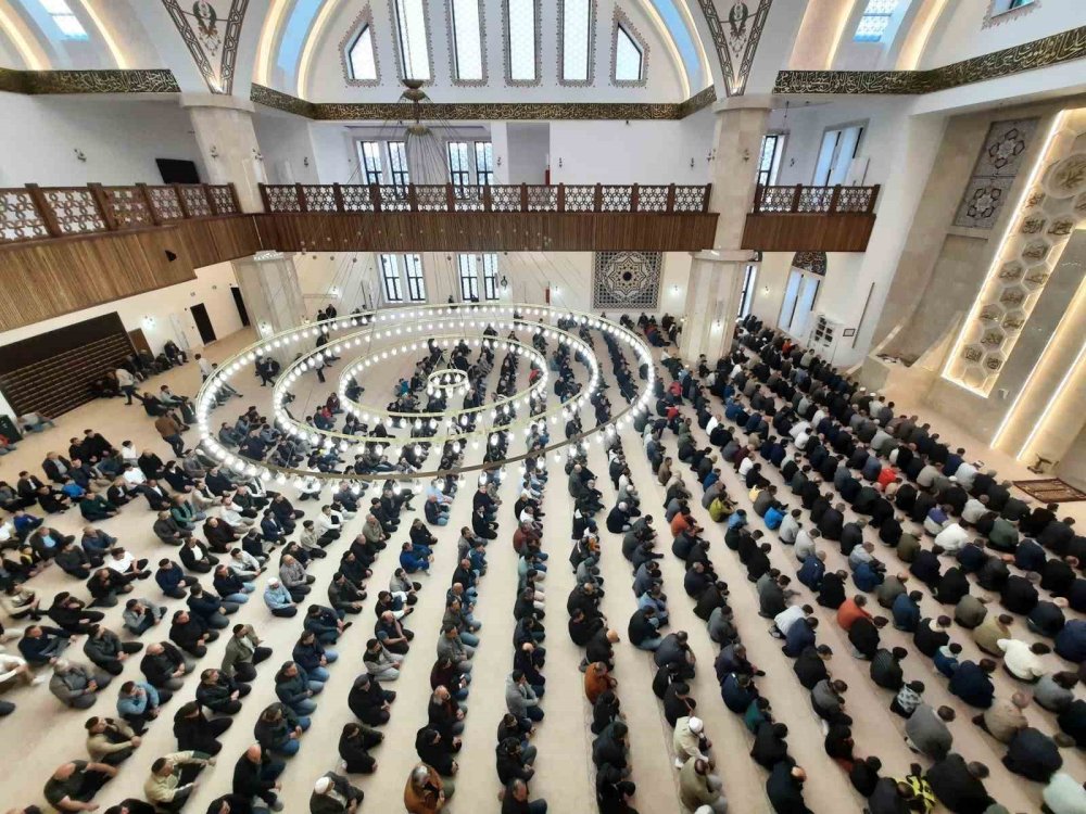 Kars’ta bayram namazında camiler doldu