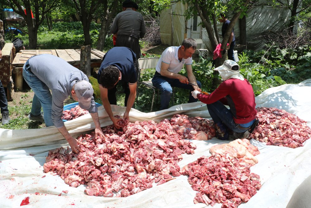 Köyde asırlık bayram geleneği; kesilen bütün kurbanlıkların eti eşit dağıtılıyor