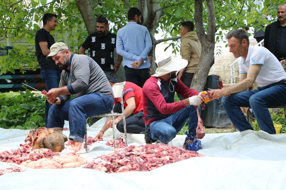 Köyde asırlık bayram geleneği; kesilen bütün kurbanlıkların eti eşit dağıtılıyor