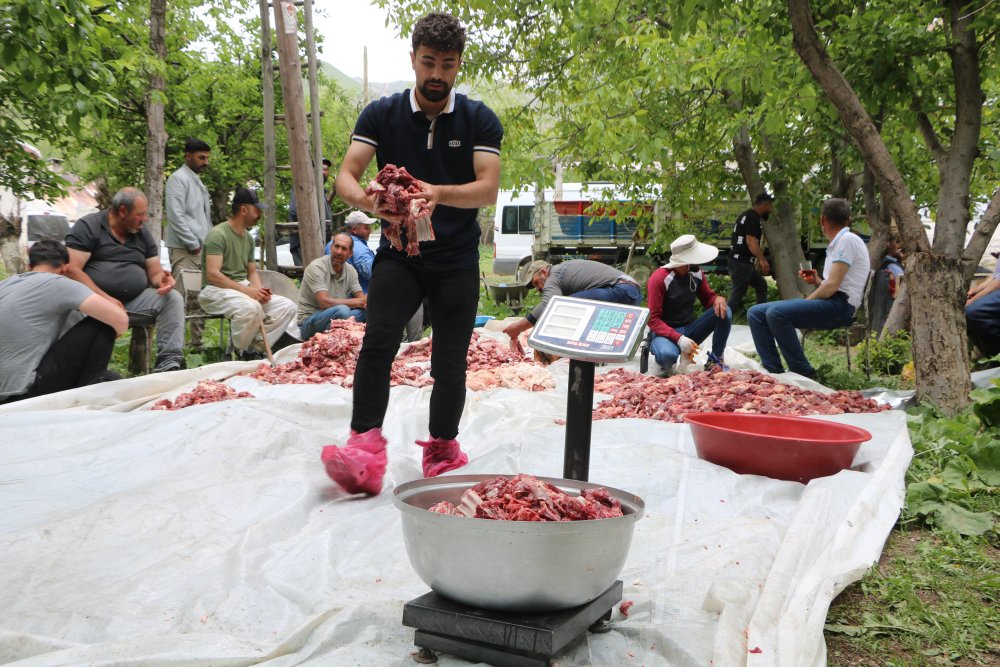 Köyde asırlık bayram geleneği; kesilen bütün kurbanlıkların eti eşit dağıtılıyor