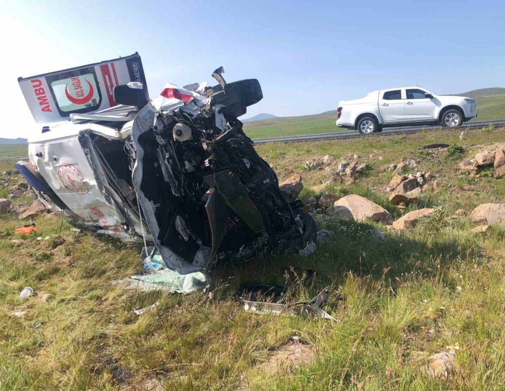 Ambulans şarampole uçtu: 1’i doktor 4 kişi yaralandı
