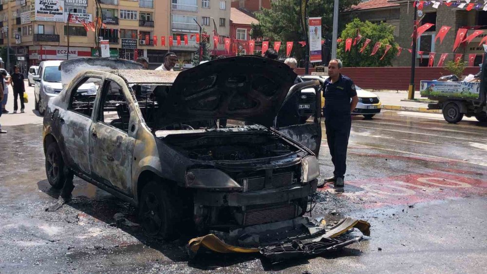 Çakmağı çakmasıyla ticari taksi alev topuna döndü