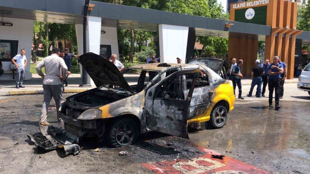 Çakmağı çakmasıyla ticari taksi alev topuna döndü