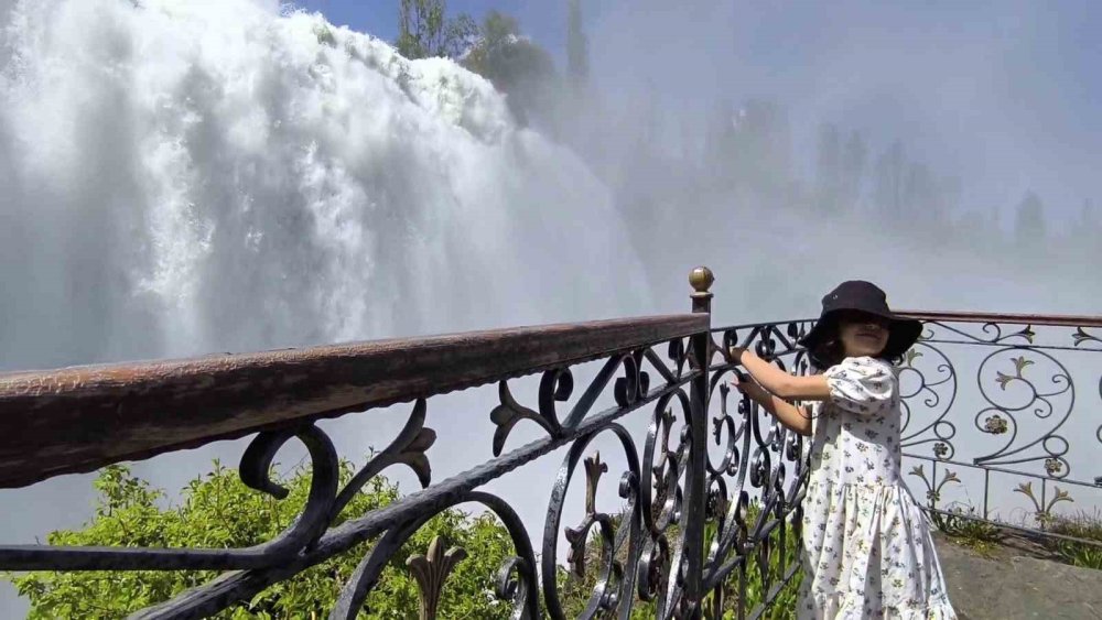 Erzurum'daki Tortum Şelalesi coştu, ziyaretçi akınına uğradı