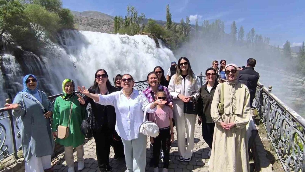 Erzurum'daki Tortum Şelalesi coştu, ziyaretçi akınına uğradı