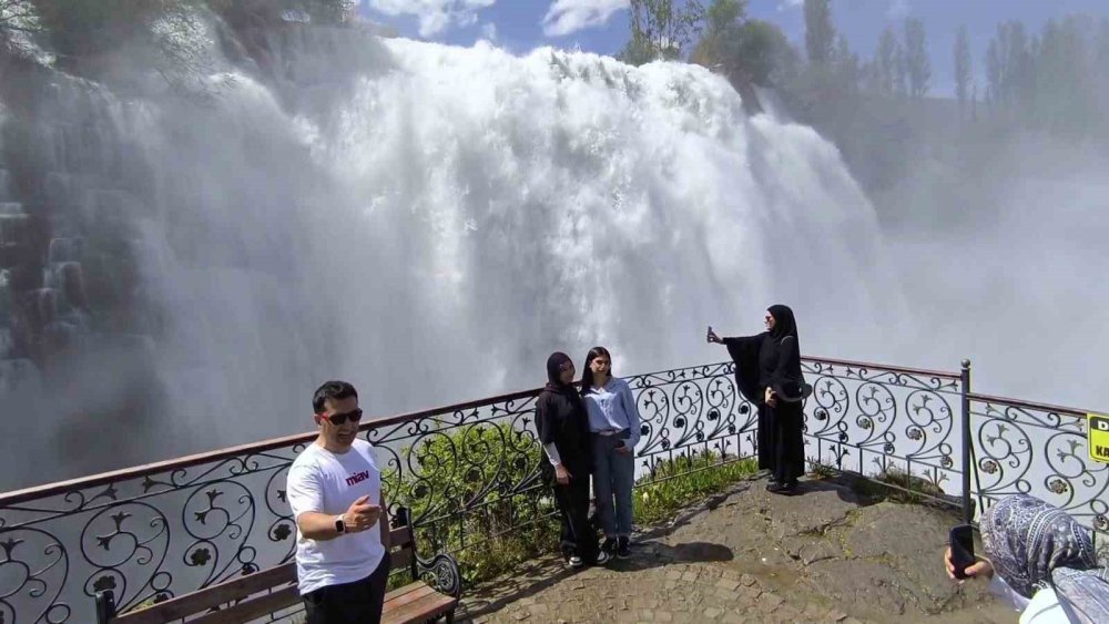 Erzurum'daki Tortum Şelalesi coştu, ziyaretçi akınına uğradı