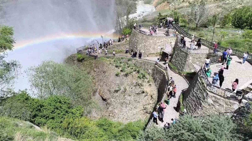 Erzurum'daki Tortum Şelalesi coştu, ziyaretçi akınına uğradı