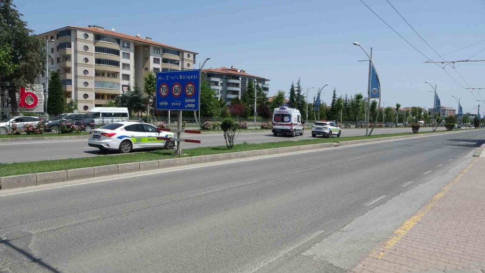 Eşi ile tartışan kadın hareket halindeki araçtan atladı