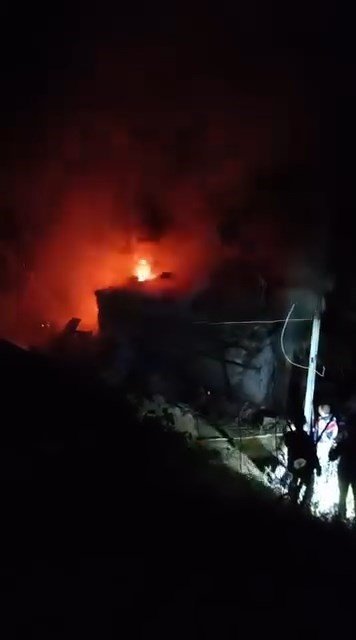 Genç'te ormanlık alanda çıkan yangın eve sıçradı