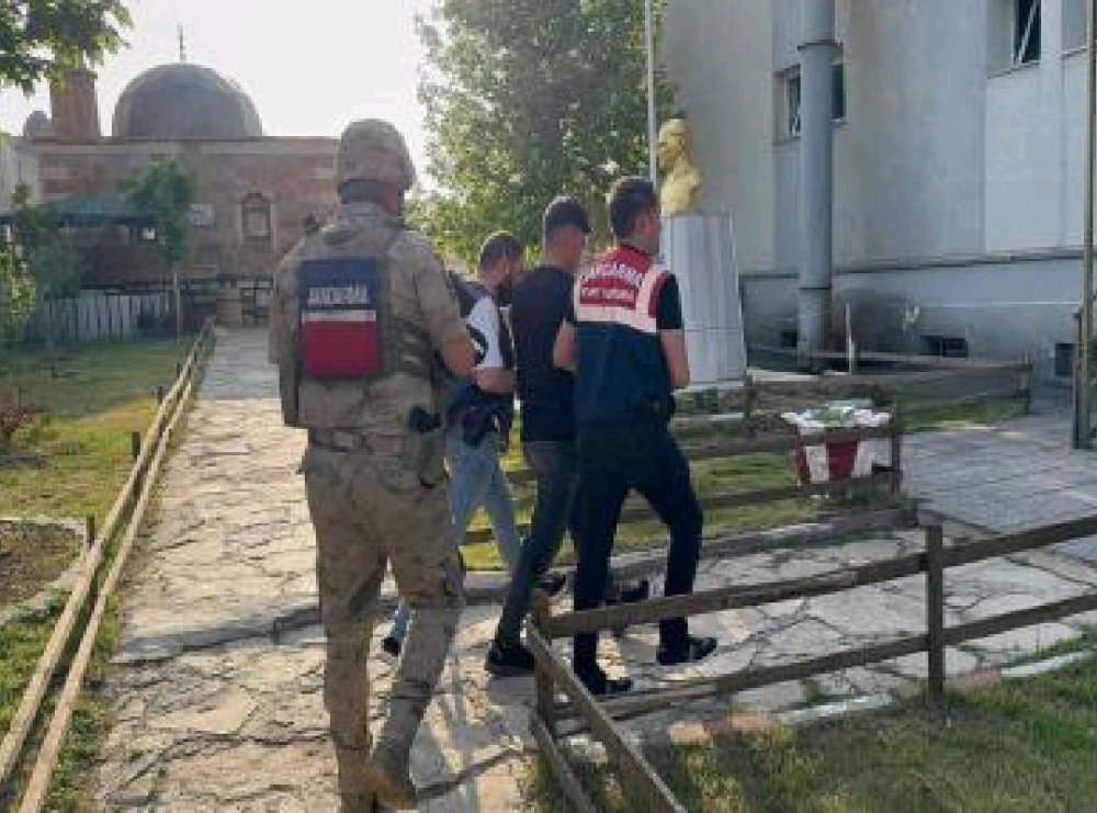 Gürpınar'da yaban keçisi avlayan şahıs yakalandı