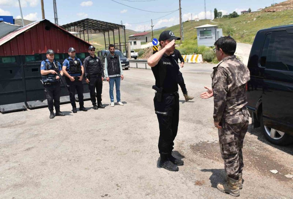 Hakkari Emniyet Müdürü Yılmaz, Yüksekova’da polislerle bir araya gelerek bayramlarını kutladı