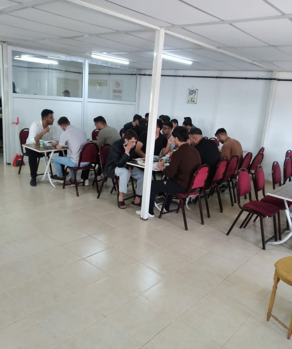 Topladıkları etleri üniversite öğrencilerine ikram ettiler