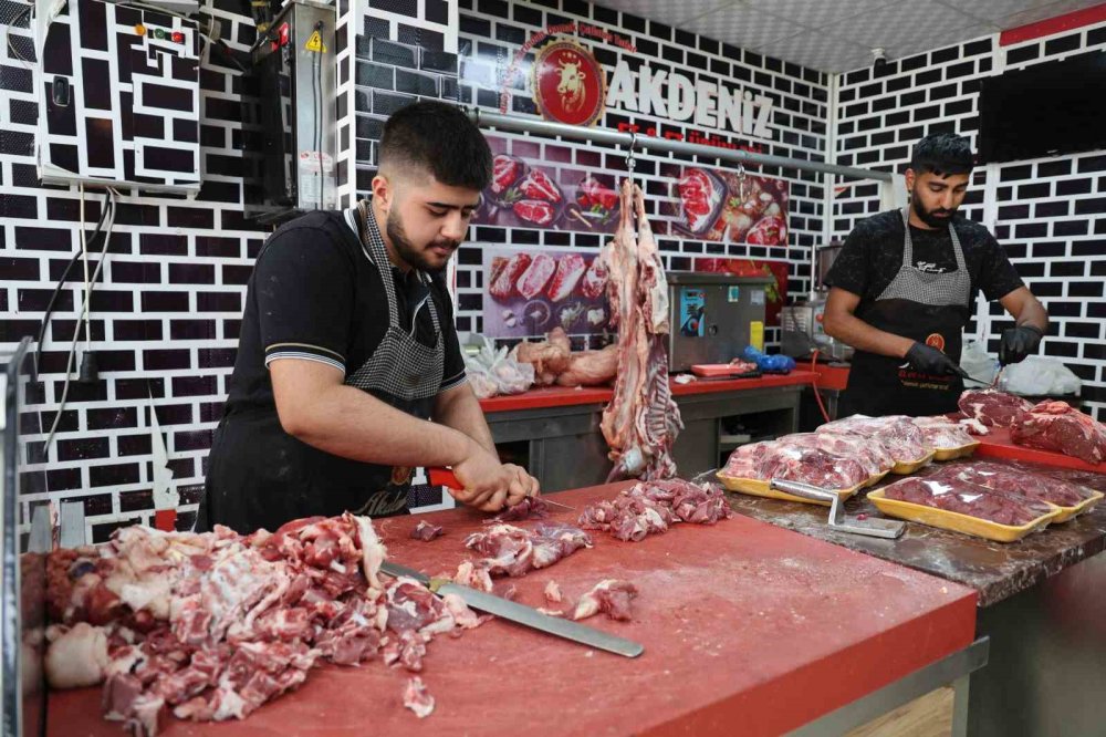 Elazığ'da kasapların kıyma mesaisi sürüyor