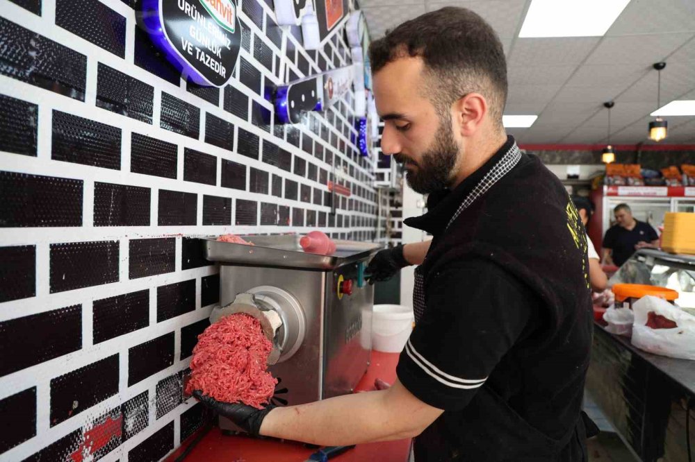 Elazığ'da kasapların kıyma mesaisi sürüyor