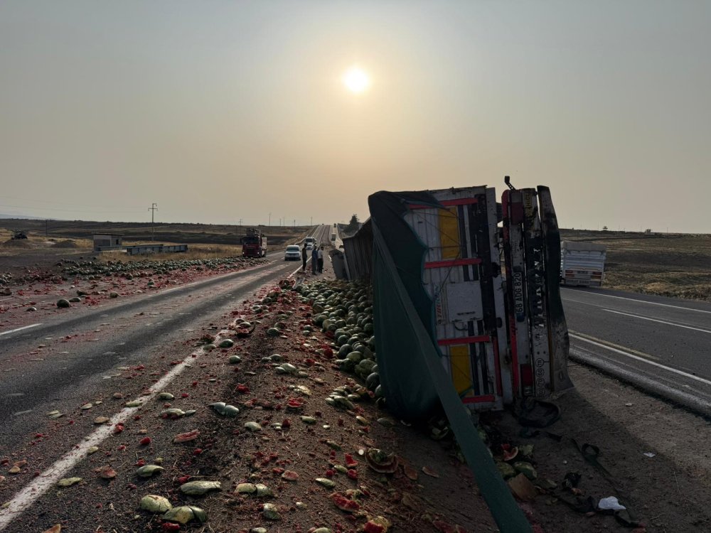 Karpuz yüklü TIR devrildi; şoför ağır yaralı