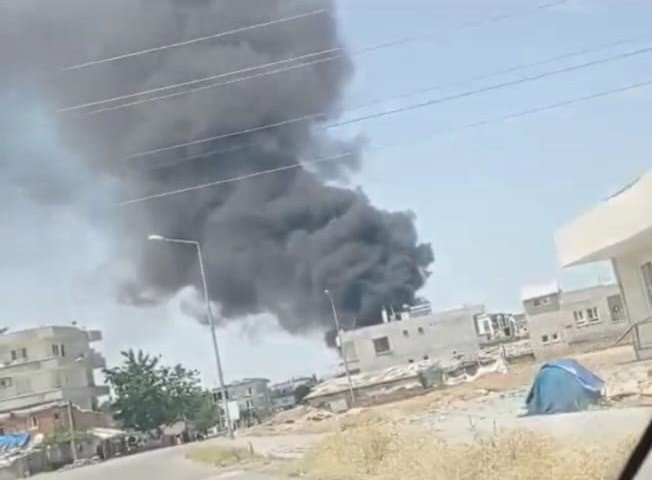 Şantiye bahçesinde plastik malzemeler yandı