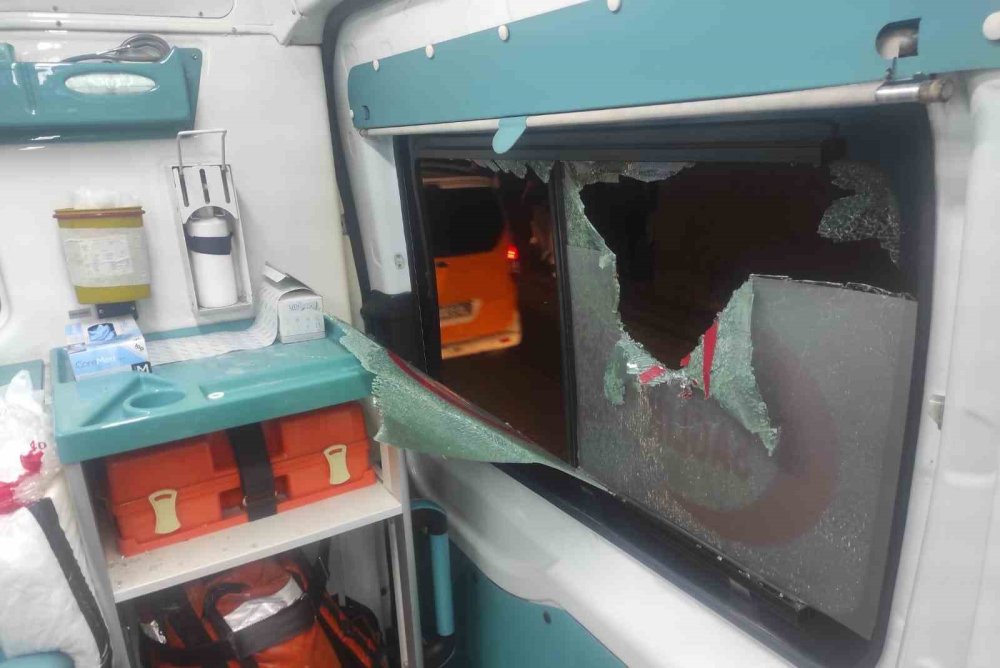 2 ambulans akli dengesi yerinde olmayan şahıs tarafından taşlandı