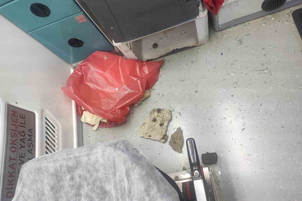 2 ambulans akli dengesi yerinde olmayan şahıs tarafından taşlandı