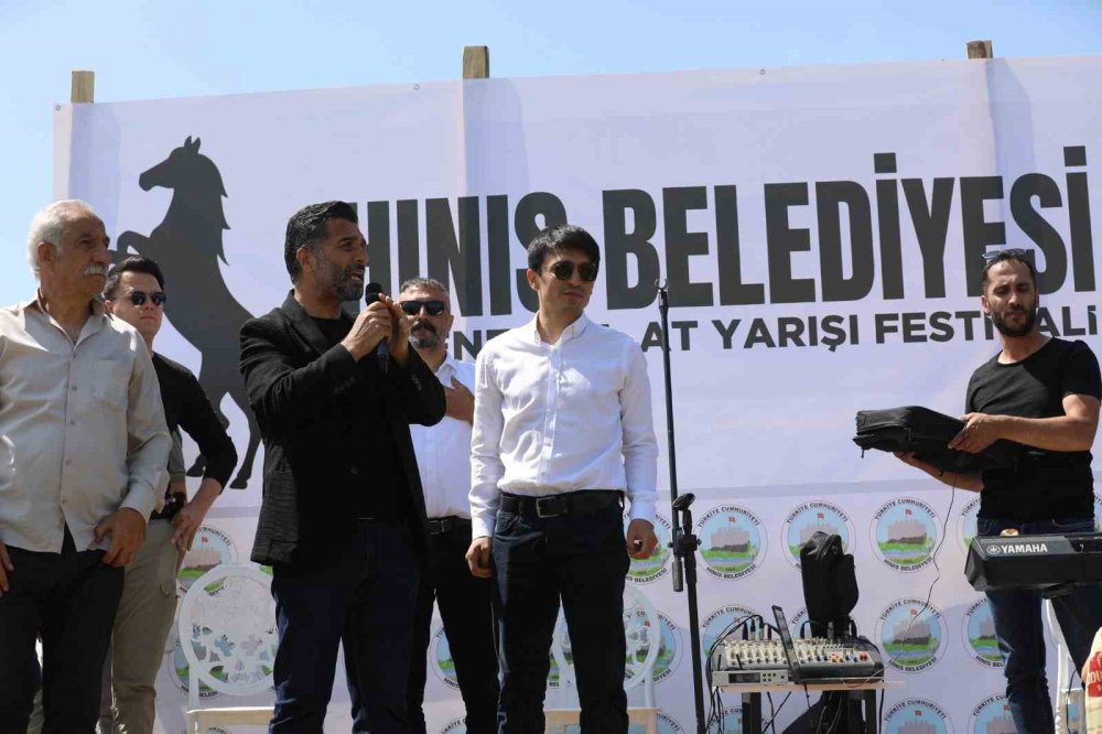 Hınıs’ta geleneksel At Yarışı Festivali düzenlendi