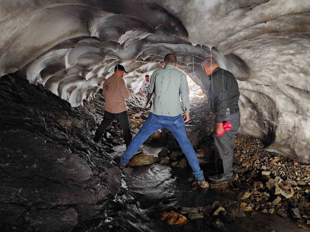 Sason'da sıcaktan bunalan vatandaşlar soluğu kar tünellerinde alıyor