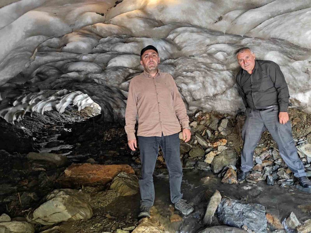 Sason'da sıcaktan bunalan vatandaşlar soluğu kar tünellerinde alıyor