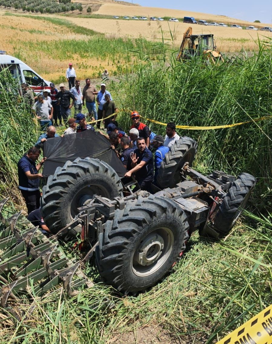 Yangına müdahale etmek istedi, traktörün altında kaldı