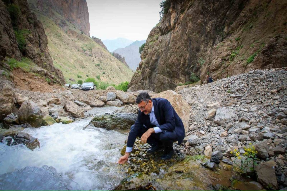 Vali Çelik, yayla yolunda incelemelerde bulundu