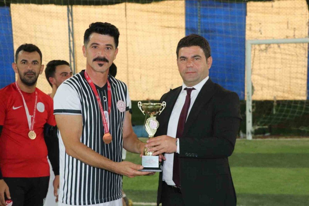 Hakkari’deki öğretmenler arası futbol turnuvası sona erdi