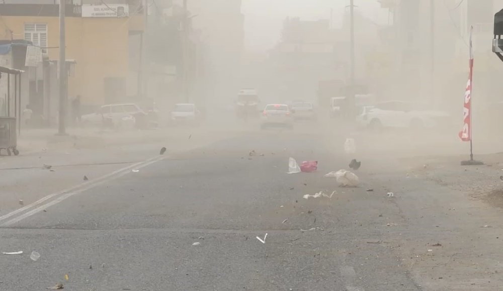 Şiddetli rüzgar Suruç'ta çatıları uçurdu, direkleri devirdi