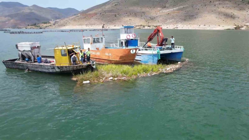 Tabiat varlığı yüzen adalar barajın ortasına sabitleniyor