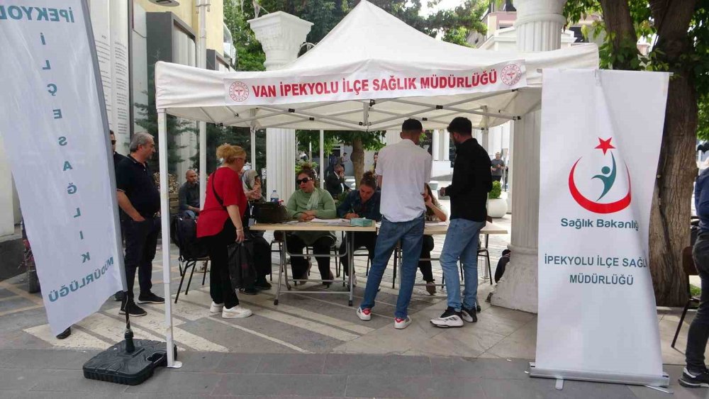 Van'da sigara ve obezite ile mücadele standı