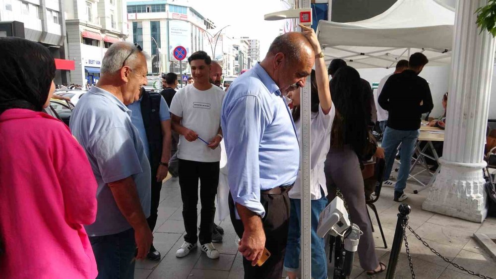 Van'da sigara ve obezite ile mücadele standı